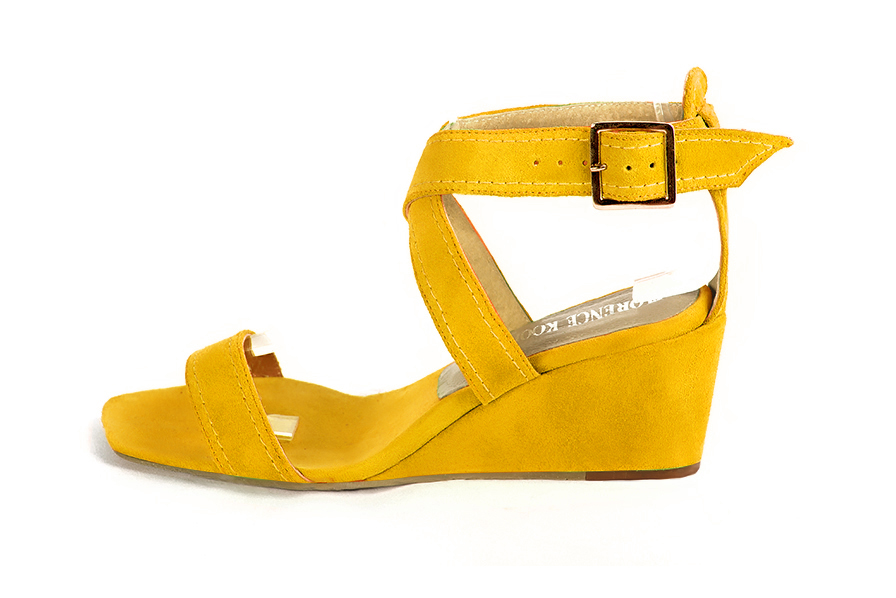 Women's yellow elegant fully open cross straps sandals. Square toe. Medium wedge heels - Profile view